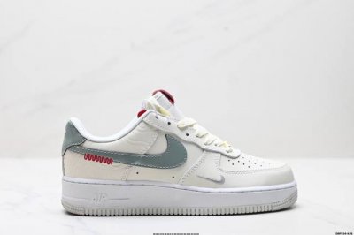 真标耐克Nike Air Force 1“07空军一号低帮百搭休闲运动板鞋。柔软、弹性十足的缓震性能和出色的中底设计，横跨复古与现代的外型结合，造就出风靡全球三