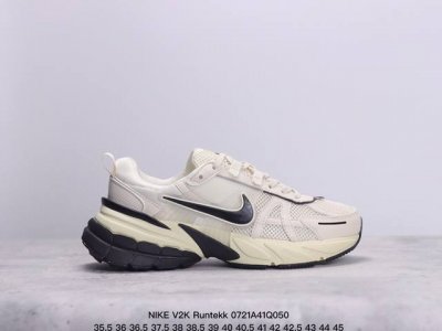 Nike V2K Runtekk 减震防滑复古低帮跑步鞋 材质上使用大面积网眼 皮革 Tpu 组成 支撑和透气性肯定不错 中底处由 Cushlon 泡绵打造 并
