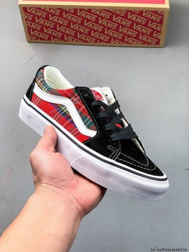 万斯 Vans Sk8-Low 复古低帮百搭休闲滑板鞋 Sk8-Low 作为 Sk8-Hi 的衍生鞋型 在保留鞋头 鞋带眼片 侧边条纹等各处细节的基础上 将 S