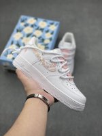 粉色小香风”订制空军一号板鞋 ，该定制版球鞋选用原鞋款为Nike Air Force1空军一号低帮，此款设计灵感以少女粉主题，配色上以粉白色为主，鞋后侧爱心涂鸦