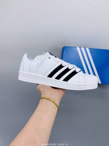 阿迪达斯 Adidas Superstar 三叶草 经典贝壳头系列 新款休闲板鞋潮流男女士运动鞋 鞋面柔软织物材质 标志性的贝壳鞋头，锯齿三条纹，简约的线条。就