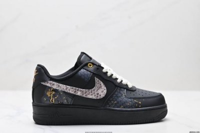 公司级耐克Nike Air Force 1“07空军一号低帮百搭休闲运动板鞋。柔软、弹性十足的缓震性能和出色的中底设计，横跨复古与现代的外型结合，造就出风靡全球