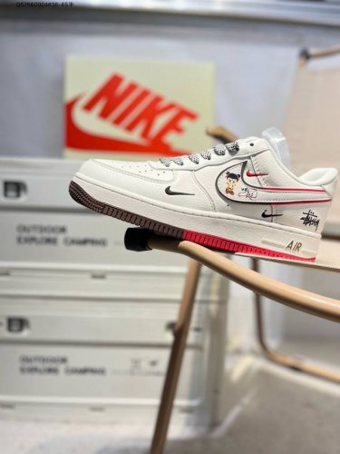 耐克 Nike Air Force 1 '07空军一号 百搭休闲运动板鞋。柔软、弹性十足的缓震性能和出色的中底设计，横跨复古与现代的外型结合，造就出风靡全球三十