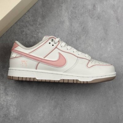 本地300 核心私 Nike Sb Dunk Low 白粉配色 周年高端定制 低帮休闲板鞋 #定制鞋盒 大厂纯原品质出货 超高清洁度 皮料切割干净无任何毛边 细