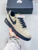公司级带半码耐克Nike Air Force 1’07 Low空军一号低帮百搭休闲运动板鞋。柔软、弹性十足的缓震性能和出色的中底设计，横跨复古与现代的外型结合，