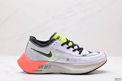 公司级真碳板 Zoomx Vaporfly Next%马拉松二代 使用全新 Vaporweave 科技打造鞋面，中底搭载 Zoomx 缓震科技 中底内里搭配全掌