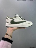 公司级Supreme X Air Jordan 1 此款主张打破传统的工业化流水线设计限制，以Made By Ideas的超级创意为理念，集结众多潮流设计师，结