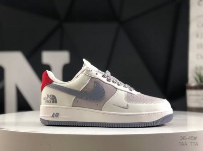 140 耐克 Nike Air Force 1 ’07 空军一号低帮百搭休闲运动板鞋。柔软、弹性十足的缓震性能和出色的中底设计，横跨复古与现代的外型结合，造就出