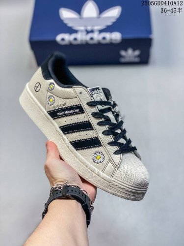 纯原 Clot X Ad Originals Superstar“黑标” #贝壳头权志龙联名限定 贴合柔软皮料白黑雏菊配色 ，这双鞋的整体设计思路和风格可以说很