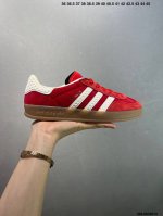阿迪达斯 Adidas Originals Gazelle Indoor复古三叶草防滑透明橡胶板鞋经典运动鞋。这款经典鞋,忠于原版设计,缀撞色三条纹和鞋跟饰片。
