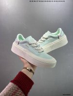 公司级Ad Labcourt 百搭休闲轻松舒适耐磨透气低帮板鞋 If1711 Fog平替单品 鞋面使用了绒毛麂皮 鞋面和鞋底连接处使用了包边处理 看起来更加精致