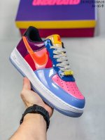 公司级带半码耐克nike Air Force 1‘07 空军一号低帮百搭休闲运动板鞋。柔软、弹性十足的缓震性能和出色的中底设计，横跨复古与现代的外型结合，造就出