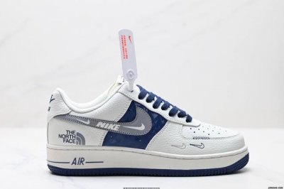真标耐克Nike Air Force 1“07空军一号低帮百搭休闲运动板鞋。柔软、弹性十足的缓震性能和出色的中底设计，横跨复古与现代的外型结合，造就出风靡全球三