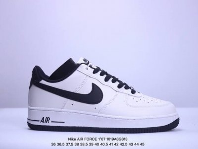 真标耐克Nike AIR FORCE 1‘07 空军一号低帮百搭休闲运动板鞋。柔软、弹性十足的缓震性能和出色的中底设计，横跨复古与现代的外型结合，造就出风靡全球