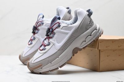 公司级耐克Nike Zoom Vomero Roam 马拉松复古跑五代休闲运动慢跑鞋 采用环保纤维革饰片组合网眼布鞋面材质 升级正确后跟Tpu加固 耐弯折热塑框