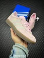 B 公司级Adidas Originals Gazelle Indoor 此款鞋延续了橡胶外底和经典款式的传统。优质绒面革鞋面和标志性的3条纹采用明亮的对比色，