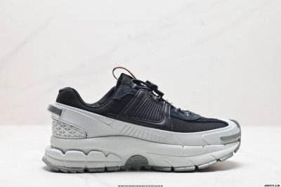 公司级耐克Nike Zoom Vomero Roam 马拉松复古跑五代休闲运动慢跑鞋 采用环保纤维革饰片组合网眼布鞋面材质 升级正确后跟Tpu加固 耐弯折热塑框