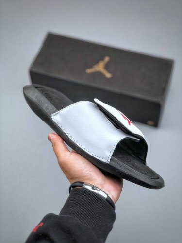 Air Jordan Hydro Xii Retro 可调式Velcro魔术贴 轻质缓震泡棉中底及乳胶按摩鞋床 飞人魔术贴拖鞋 货号6849 08 尺码：36-
