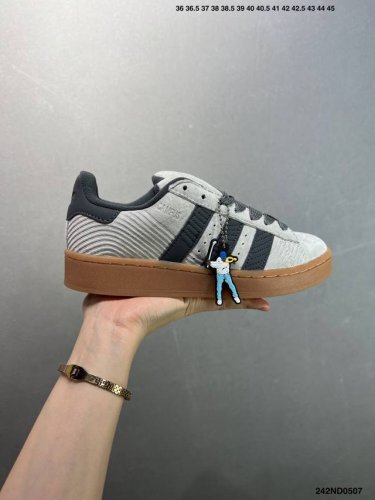 adidas Originals Campus 00S 学院系列 面包风经典复古低帮百搭休闲运动板鞋这次 Adidas Originals 选择了以经典复古鞋型