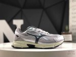180 美津浓 Morelia Sala Japan足球鞋 外观出众球鞋继承了Morelia系列的经典外观，真皮鞋面搭配短鞋舌的设计更符合消费者审美，白色为主色