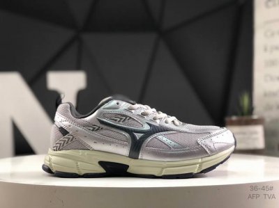 180 美津浓 Morelia Sala Japan足球鞋 外观出众球鞋继承了Morelia系列的经典外观，真皮鞋面搭配短鞋舌的设计更符合消费者审美，白色为主色