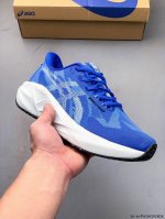 集图 Asics 宣布推出备受期待且深受粉丝喜爱的新款 Novablast 5 跑鞋。 Novablast 系列的最新更新通过轻质材料和 Asics 全新中底材