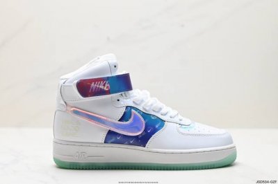 公司级耐克nike Air Force 1 Low 空军一号高帮百搭休闲运动板鞋。柔软、弹性十足的缓震性能和出色的中底设计，横跨复古与现代的外型结合，造就出风靡