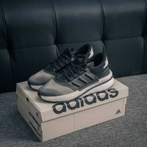 核心私 Adidas X_plrboost 款 爆米花跑鞋 全新跑鞋 爆米花针织鞋面休闲运动慢跑鞋。依旧采用了针织鞋面的设计，但是鞋面的设计语言却并不单调。半透
