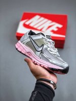 nike Zoom Vomero 5 复古单品 #采用环保纤维革饰片组合网眼布鞋面材质 正确后跟tpu加固 耐弯折热塑框架支撑鞋身 中底搭载eva轻量缓震 Hf