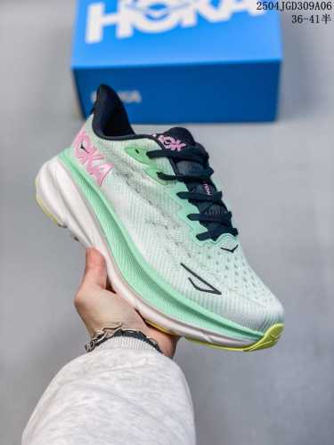 公司级小红书推荐Hoka M Clifton 9 全新配色 这个品牌来自于新西兰的毛利语，Hoka表示大地，One One表示飞越，连起来就是飞越地平线，One