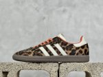 R版 Adidas Samba Og 复古桑巴板鞋 这款桑巴鞋展示了高质量的工艺 带有装饰的超锁缝制和无缝的手感 柔软、柔软的皮革造型和标志性的3条纹完成了精致