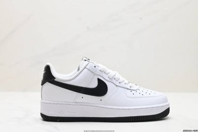 真标nike Air Force 1 Low 空军一号低帮百搭休闲运动板鞋。柔软、弹性十足的缓震性能和出色的中底设计，横跨复古与现代的外型结合，造就出风靡全球三