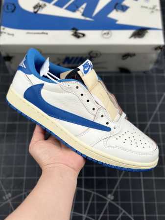 Travis Scott X Air Jordan 1 Low Pale Vanilla低帮 白蓝倒钩联名 Aj1 乔丹1代 乔丹篮球鞋系列 鞋款整体以白碳蓝为 - 点击图像关闭