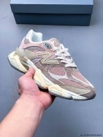new Balance 又带来了新鞋型 9060 ，并且是与芝加哥街头品牌 Joe Freshgoods 的联名款。鞋身主体采用了类似 990 系列的设计风格，