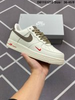 耐克nike Air Force 1‘07 空军一号低帮百搭休闲运动板鞋。柔软、弹性十足的缓震性能和出色的中底设计，横跨复古与现代的外型结合，造就出风靡全球三十