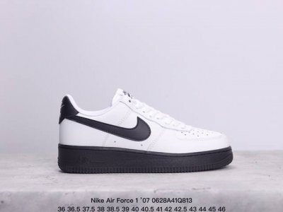 公司级耐克 Nike Air Force 1 ’07 空军一号低帮百搭休闲运动板鞋。柔软、弹性十足的缓震性能和出色的中底设计，横跨复古与现代的外型结合，造就出风