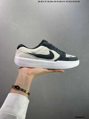 耐克Nike Sb Force 58是一款将前沿创新带入街头的单品，它具有硫化杯底，具有出色的耐用性和灵活性。使用帆布和绒面革，在饰面上放置通风口，它自始至终都