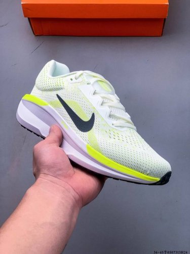 耐克Nike Zoom Winflo 11 登月W11轻质透气休闲运动跑步鞋。升级中底为Cushlon St，材质上更显得轻盈透气，耐磨性提高同时也使运动鞋在穿