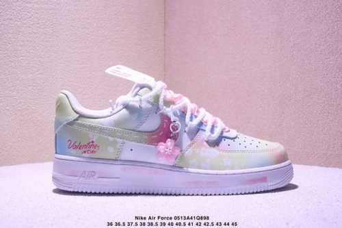 公司级耐克Nike Air Force 7 Lv8空军一号低帮百搭休闲运动板鞋。柔软、弹性十足的缓震性能和出色的中底设计，横跨复古与现代的外结合，造就出风靡全球