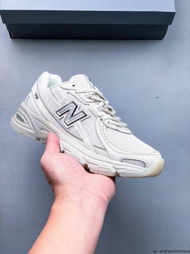 New Balance Nb740 英产 轻便复古休闲运动跑步鞋 全鞋身以网格布作为基地，在细节部分以皮革作为辅助添加，流线感很强。外形和New Balace