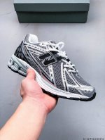 New Balance M1906Ri Nb宝藏老爹鞋款，复古元素叠加，质感超级棒，楦版型材料细节做工精细，货如实拍图 作为Nb最经典的档案鞋型之一，与 2一样