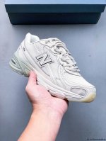New Balance Nb740 英产 轻便复古休闲运动跑步鞋 全鞋身以网格布作为基地，在细节部分以皮革作为辅助添加，流线感很强。外形和New Balace
