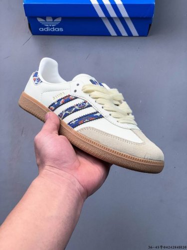 二层真标！Adidas Samba Og 经典鞋款 Adidas 近70年的经典Samba Og 修长的鞋楦,略微尖尖的鞋头,翻毛皮的鞋头拼接,这些我们都看得到