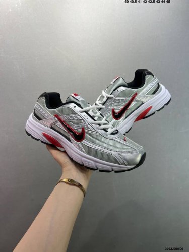 公司级Nike Wmns Nike Initiaor 复古单品 专为实现舒适畅跑而打造，Nike Lnitiator跑步鞋采用透气鞋面，巧搭轻量中底，提供轻盈减