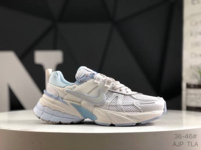 真标带半码 耐克 Nike V2K Run新款百搭休闲跑步鞋 复古风潮 网面透气 紧致的鞋面材质提供良好的包裹性 鞋侧 Swoosh以及鞋头部分搭配增添不少亮点