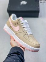 真标带半码 耐克nike Air Force 1 Mid 07 空军一号低帮百搭休闲运动板鞋。柔软、弹性十足的缓震性能和出色的中底设计，横跨复古与现代的外型结合