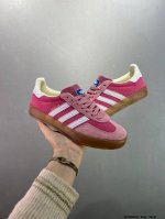 120 阿迪达斯 Adidas Originals Gazelle Indoor复古三叶草防滑透明橡胶板鞋经典运动鞋。这款经典鞋,忠于原版设计,缀撞色三条纹和鞋
