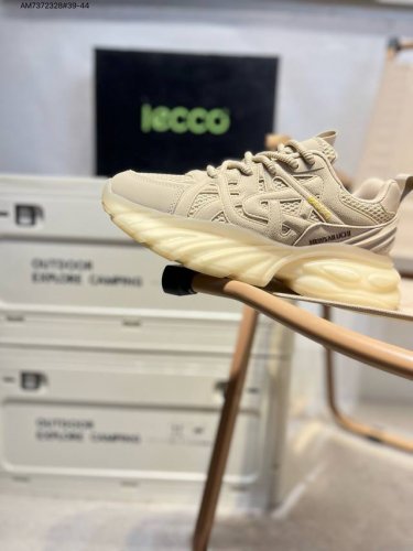 Ecco爱步男鞋轻便透气舒适耐穿 亲肤吸汗舒适内里 防滑防磨 持久干爽 简约粗绳系带 穿脱更加方便 柔韧防滑大底 鞋底立体凹槽 凹凸花纹加持 增强防滑减震性能