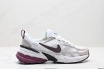 公司级耐克Nike V2K Run跑步鞋复古风潮 网面透气运动鞋 灰银紧致的鞋面材质提供良好的包裹性鞋侧 Swoosh以及鞋头部分搭配增添不少亮点的镀铬细节鞋垫