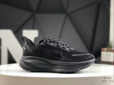 200 耐克 Nike Vomero 18 舒适减震防滑 低帮跑步鞋 全掌Reactx泡绵中底 前掌和后跟还配备了Air Zoom气垫单元 据说跑起来更快更舒适